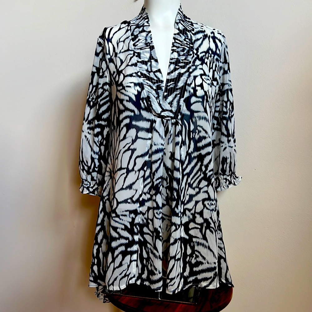 Papillon blouse asymmetrical in blue and white light gauzy material